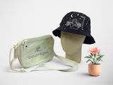un chapeau et un sac posés à côté d'une fleur
