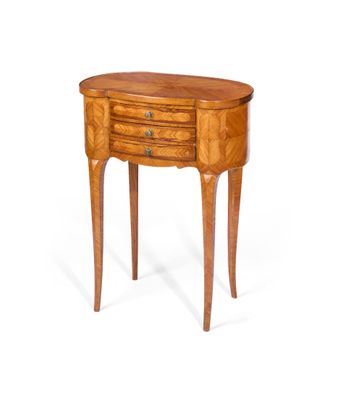 l'image d'une table en bois avec des tiroirs