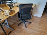 un bureau avec une chaise et un ordinateur dessus