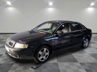 une photo d'une voiture noire dans un garage