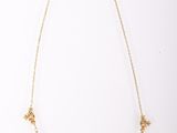 un collier en or orné de petites fleurs sur une chaîne