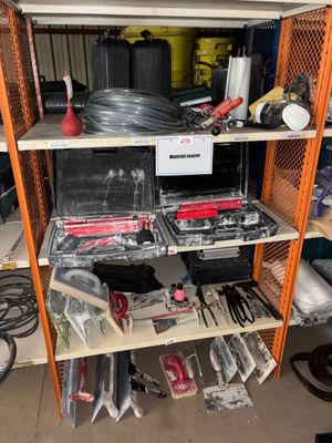 une étagère sur laquelle sont posés de nombreux outils, dans un garage