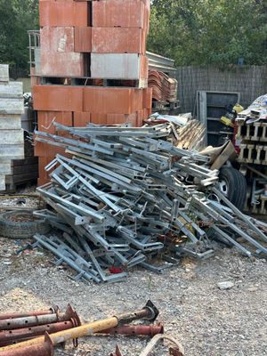 un gros tas de bric-à-brac au milieu d'un jardin