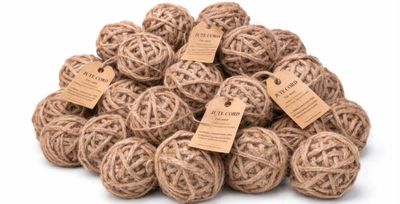 une pile de pelotes de laine munies d'étiquettes
