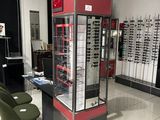 une grande vitrine contenant des lunettes, dans une pièce