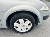 une voiture garée sur le côté de la route