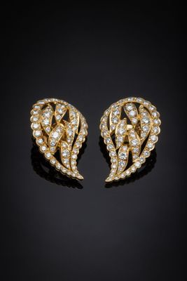 une image d'une paire de boucles d'oreilles en or et diamants