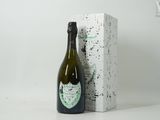 une bouteille de vin à côté d'une boîte sur une table