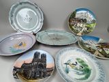 un grand nombre d'assiettes posées sur une table