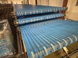 un tapis roulant dans une usine, avec un tapis roulant bleu