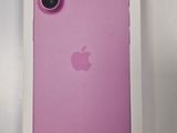 une coque rose pour iPhone posée sur une boîte blanche