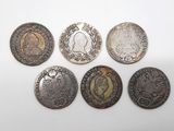 six pièces différentes, de tailles et de formes variées, posées sur une surface blanche
