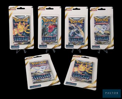 quatre paquets de cartes à collectionner Pokémon exposés sur un fond noir