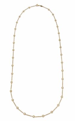 un collier à chaîne en or orné de perles sur fond blanc