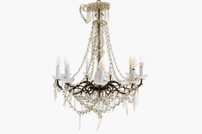 l'image d'un lustre auquel sont suspendues cinq lampes