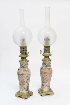 Paire de lampes à pétrole fût balustre en porcelaine polychr…