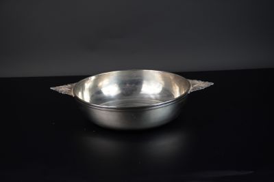 bol plaqué argent posé sur une table noire, sur fond noir