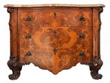 une petite commode ornée de motifs décoratifs
