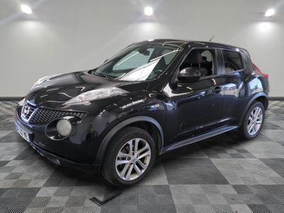 une photo d'un SUV Nissan noir sur un sol à damier