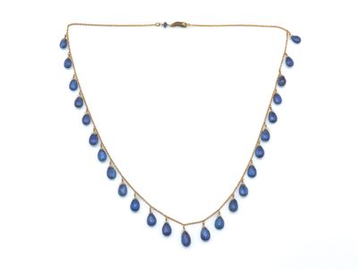 un collier en or orné de gouttes de verre bleues suspendues à une chaîne