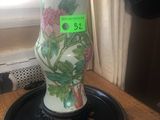 un vase posé sur une assiette, sur une table