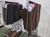 un porte-vêtements à côté des toilettes
