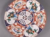 une assiette décorative ornée de nombreux motifs différents