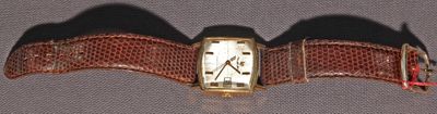 une montre posée sur un bracelet marron
