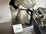 un mixeur posé sur un plan de travail à côté d'un autre mixeur