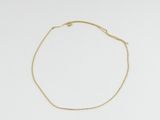 un bracelet en chaîne d'or orné d'un petit cœur