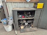une armoire métallique contenant tout un tas d'outils