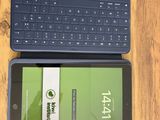 une tablette et un ordinateur portable posés sur une table en bois