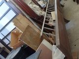many chairs that are sitting in a room together