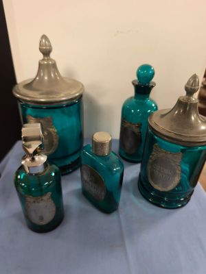 une table bleue sur laquelle sont posées de nombreuses bouteilles