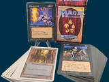 plusieurs cartes et une boîte de cartes posées sur une table