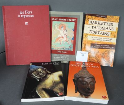 plusieurs livres sont posés sur une table les uns à côté des autres