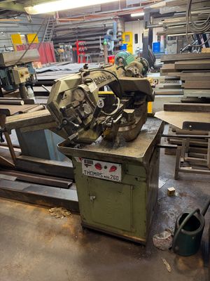 une machine placée au milieu d'une pièce