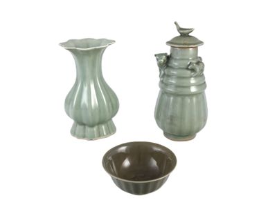trois vases différents et un bol placés les uns à côté des autres