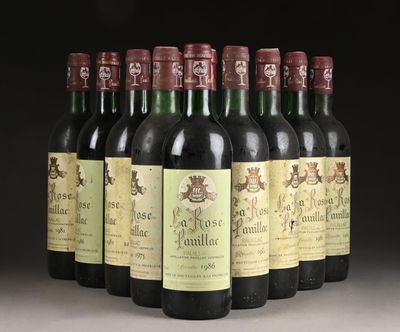 plusieurs bouteilles de vin sont alignées dans une rangée