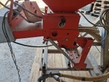 une machine rouge posée sur une table en bois