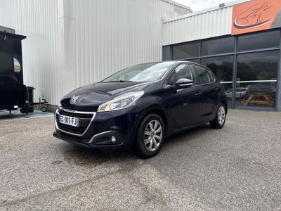 une voiture noire garée devant un bâtiment dans un parking