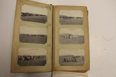 un livre ouvert avec des photos d'un groupe de personnes dans un champ