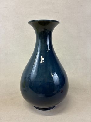 un vase bleu posé sur une table