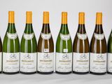 six bouteilles de vin sont alignées dans une rangée