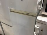 un réfrigérateur blanc et une cuisinière blanche dans une cuisine