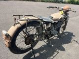 une vieille moto garée dans la rue