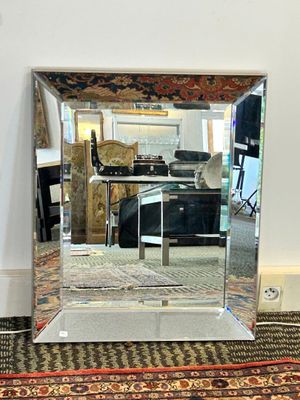 a mirror that is sitting on the floor in the room
