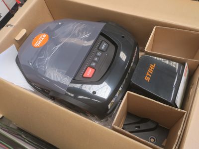 une boîte contenant un aspirateur et d'autres objets