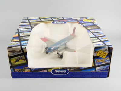 un petit avion en jouet qui se trouve dans une boîte posée sur une table