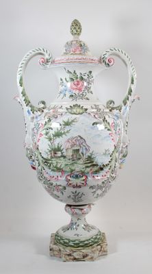 un grand vase avec un tableau posé sur une table